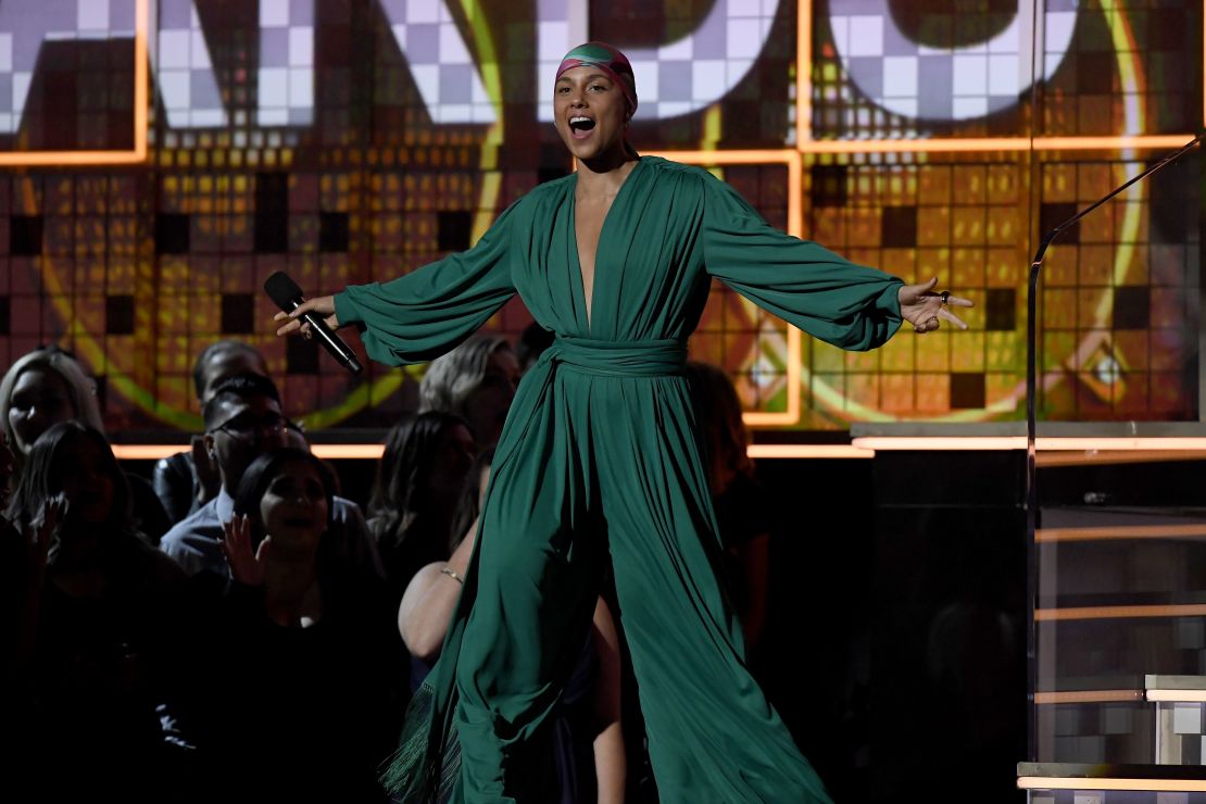 La anfitriona Alicia Keys habla en el escenario durante la edición número 61 de los Premios Grammy en el Staples Centre de Los Ángeles, California.