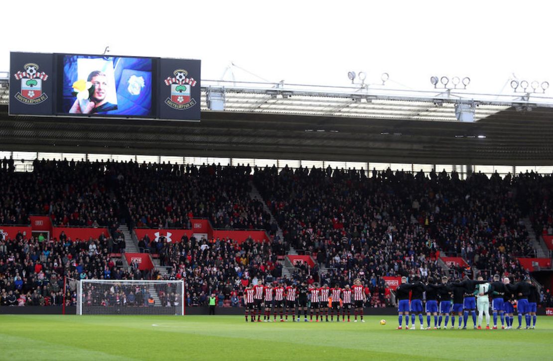 Jugadores y aficionados hicieron un minuto de silencio por la muerte de Emiliano Sala durante el partido entre Southampton y Cardiff City.