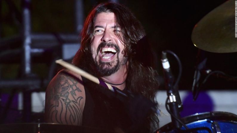 El vocalista de Foo Fighters, Dave Grohl. Fecha de nacimiento: 14 de enero.