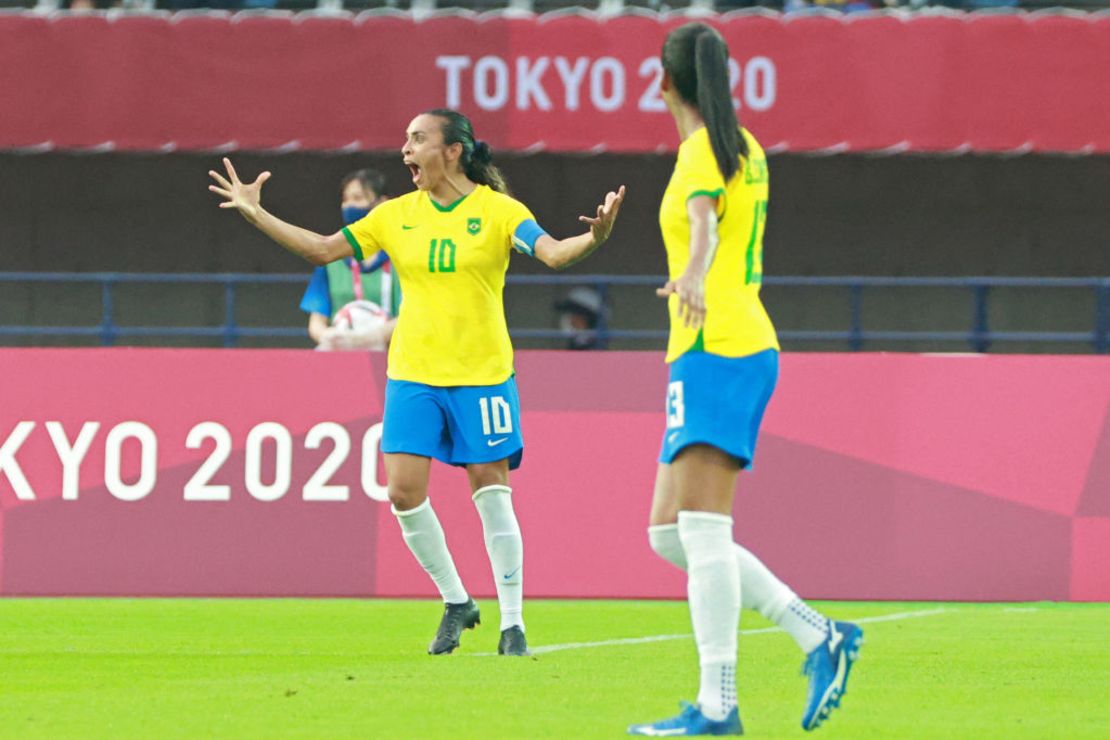 La mediocampista Marta (a la izquierda) celebra su segundo gol ante China, durante los Juegos Olímpicos de Tokio 2020, el 21 de julio de 2021.