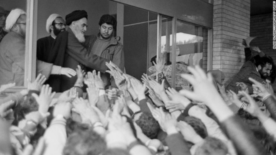 El ayatolá Rouhollah Jomeini saluda a la multitud en la Universidad de Teherán después de su regreso a Irán durante la Revolución iraní.