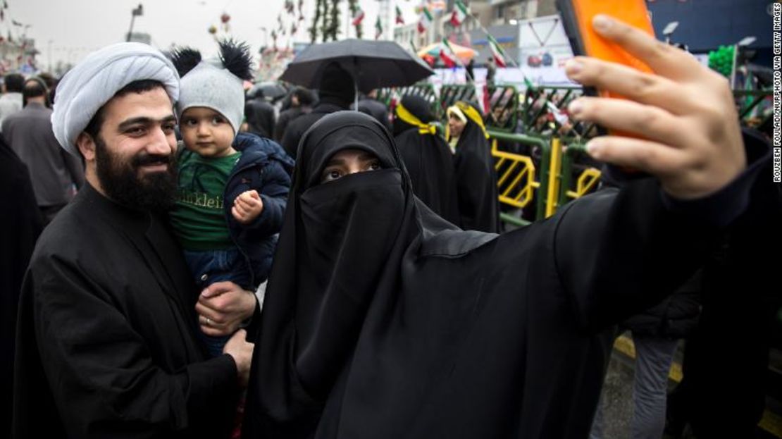 Los iraníes durante la marcha de este lunes.