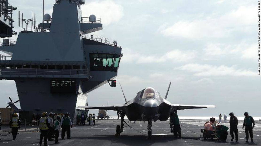 Un nuevo avión de combate F-35B Lightning se prepara para despegar del nuevo portaaviones británico Queen Elizabeth, en septiembre de 2018.