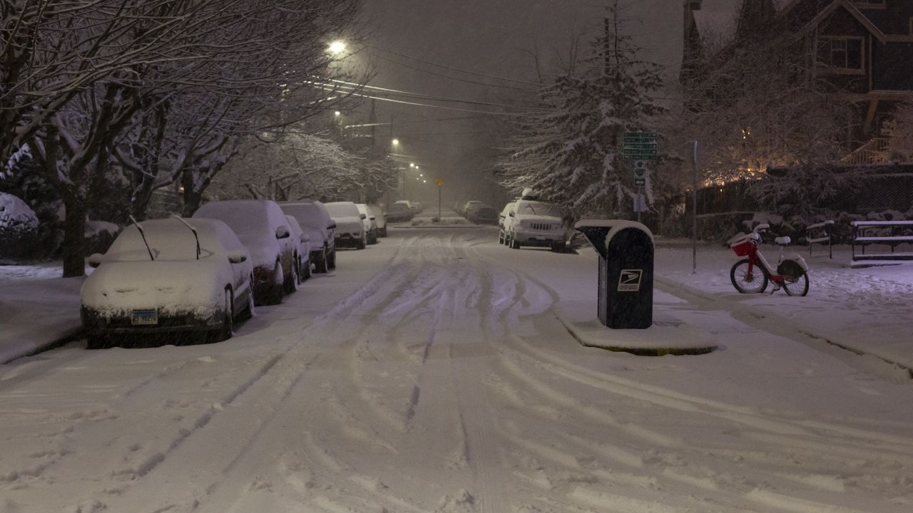 CNNE 615359 - large winter storm brings snow to seattle