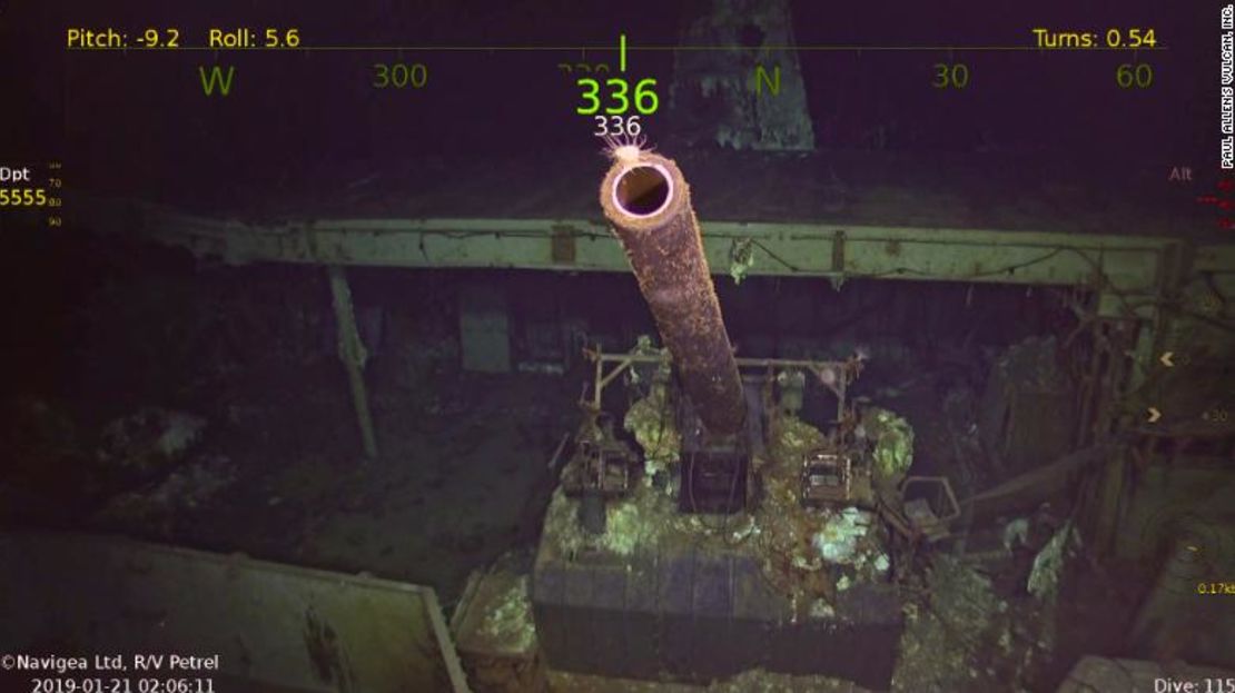 Esta imagen tomada por un vehículo submarino robot muestra un cañón del USS Hornet.