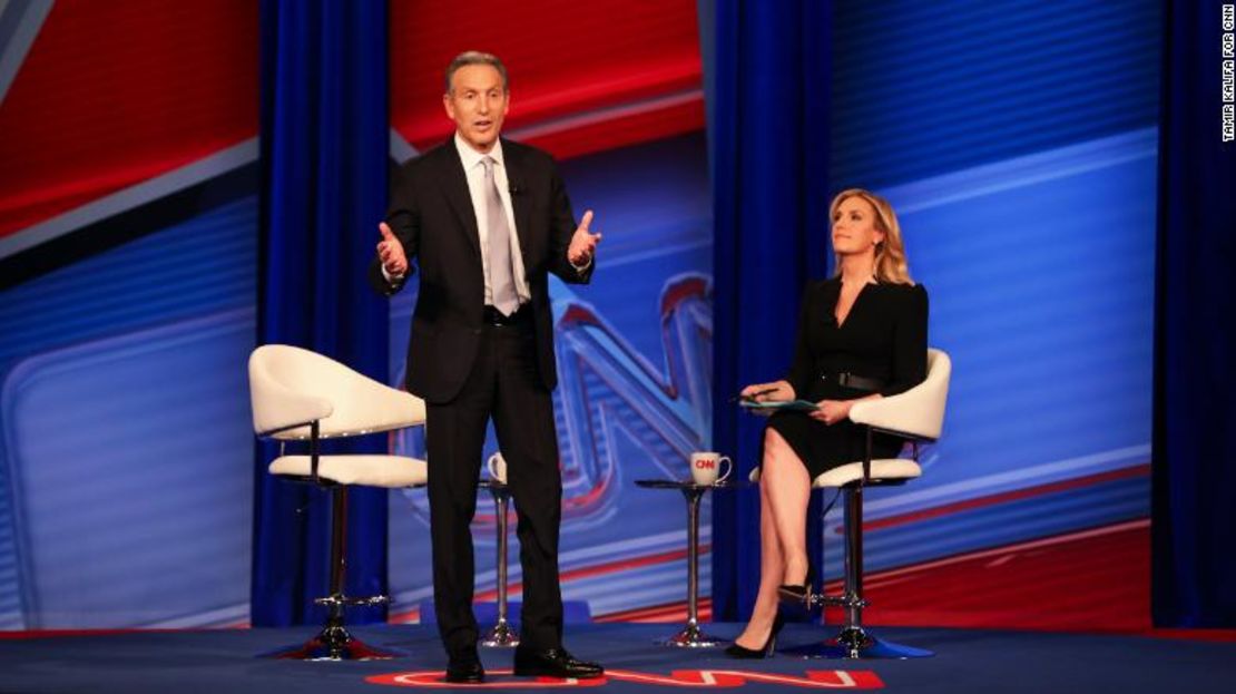 Howard Schultz, ex presidente ejecutivo de Starbucks, durante un foro de CNN en Houston.