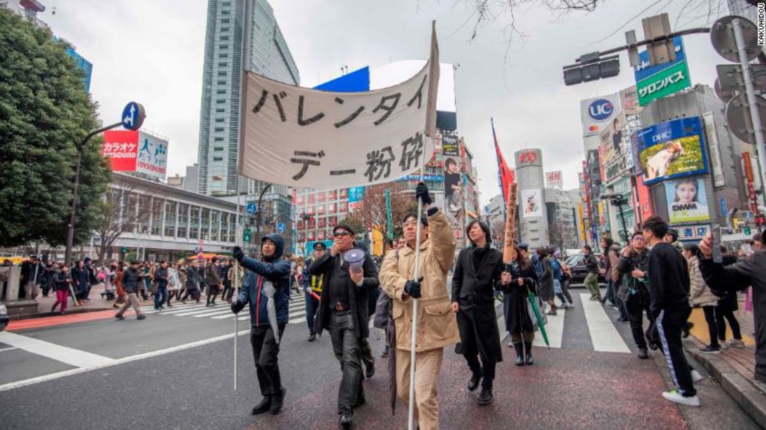 La organización RAUP protesta contra San Valentín en Tokio, Japón.