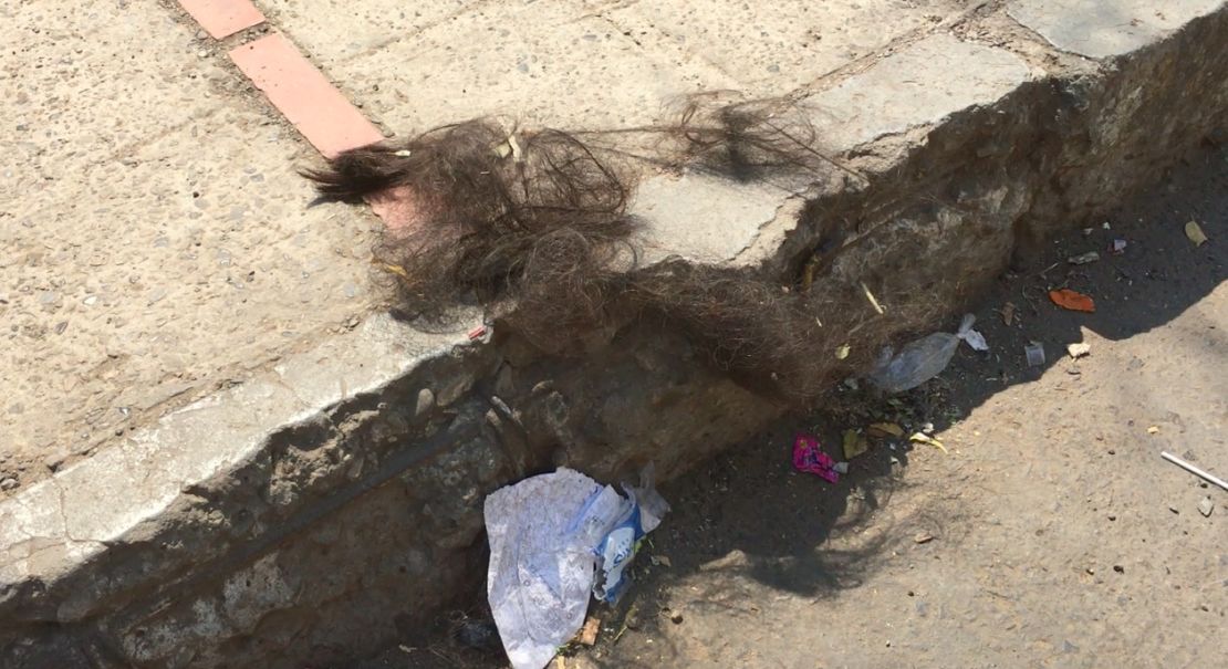 Estos mechones de pelo están en las calles del sector de La Parada, en Norte de Santander, donde comerciantes compran pelo para hacer pelucas y extensiones.