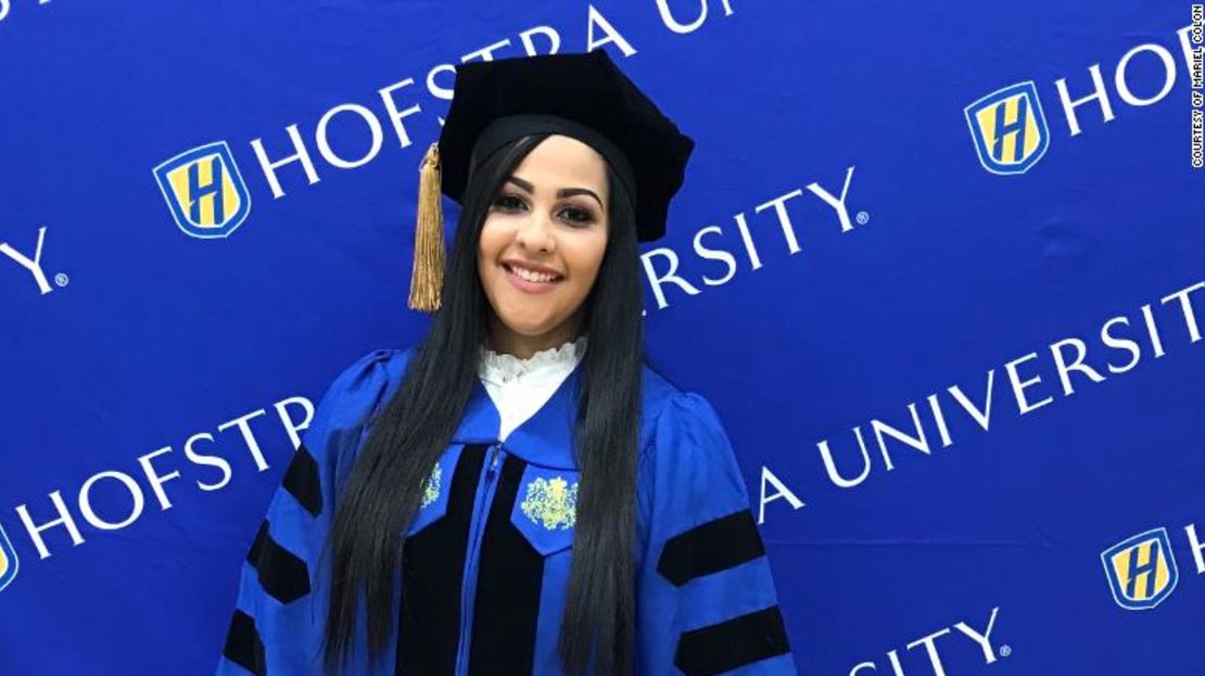 Mariel Colon en su graduación de la Universidad de Hofstra.