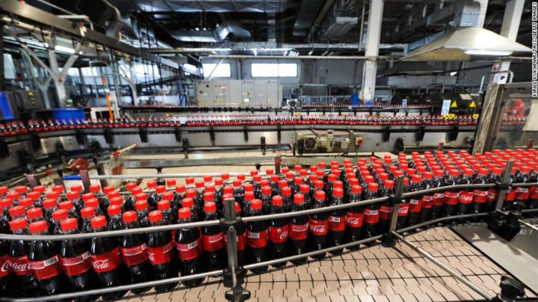 Coca-Cola responsabilizó a la disminución de los costos relacionados con el refranquiciamiento de su sistema de embotellado y el dólar fuerte.