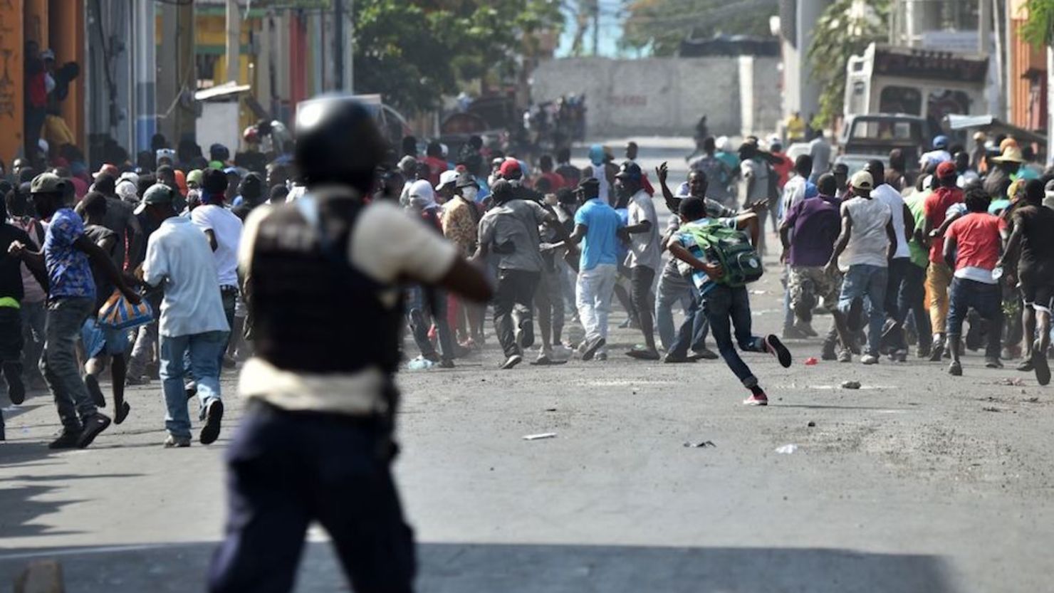 Enfrentamientos en Puerto Príncipe, Haití, durante protestas el 13 de febrero de 2019. (HECTOR RETAMAL / AFP)