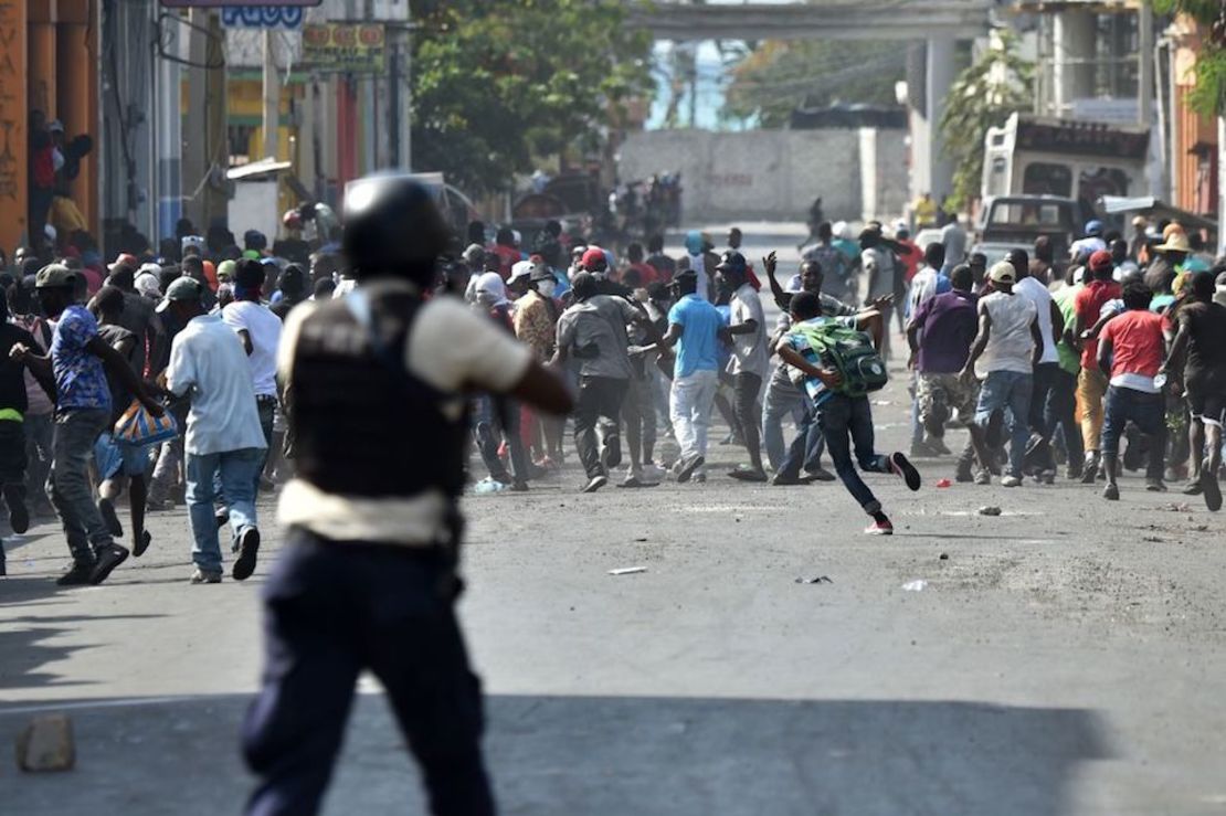 Enfrentamientos en Puerto Príncipe, Haití, durante protestas el 13 de febrero. (HECTOR RETAMAL / AFP)