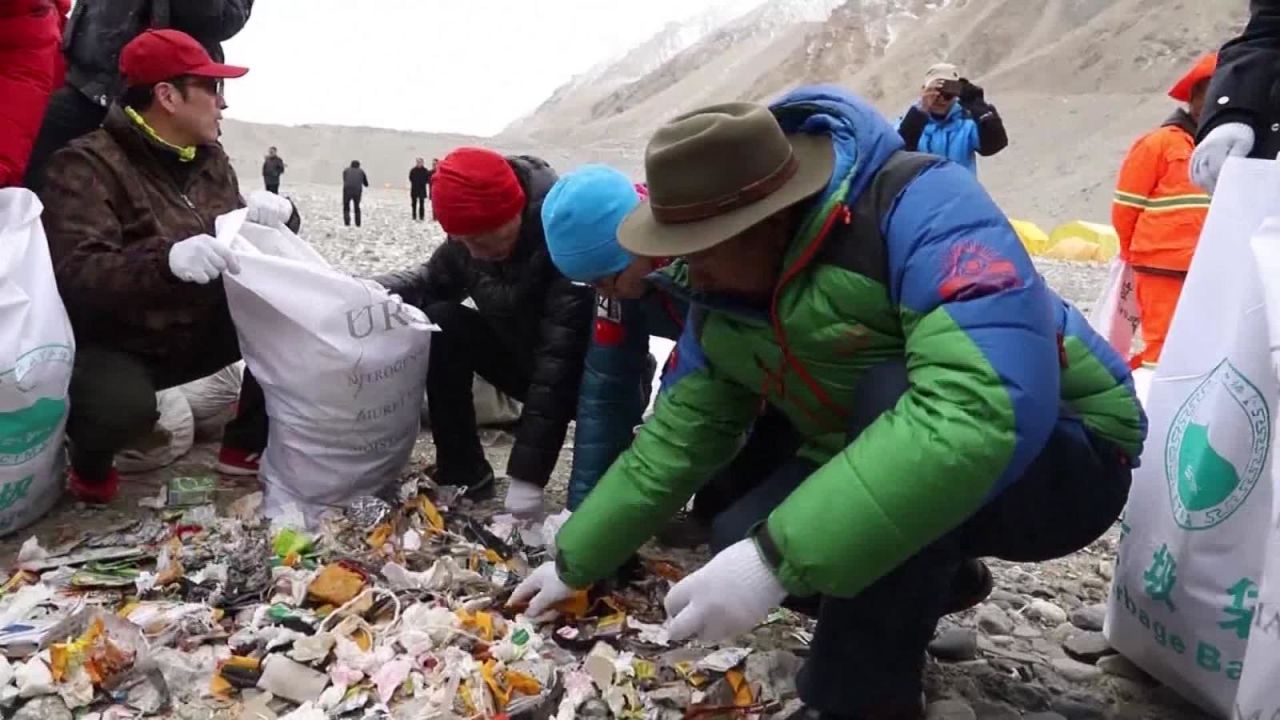 CNNE 616370 - mas de 8 toneladas de basura recolectadas en el everest