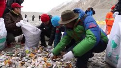 CNNE 616370 - mas de 8 toneladas de basura recolectadas en el everest