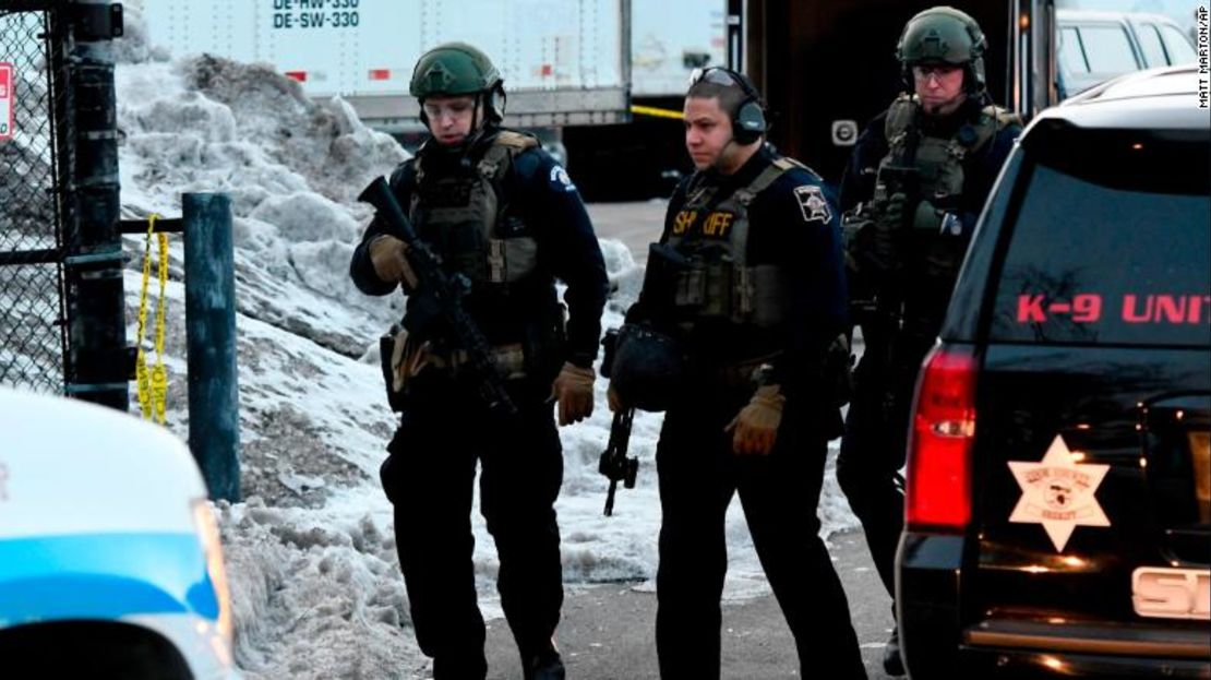 Policías trabajan en la escena de un tiroteo en Henry Pratt Co., en Aurora.