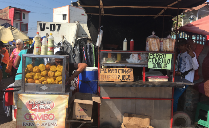 Este puesto de comidas en la frontera de Colombia y Venezuela ofrece perros calientes, empanadas, pasteles y jugos por unos 0,30 centavos de dólar cada uno.