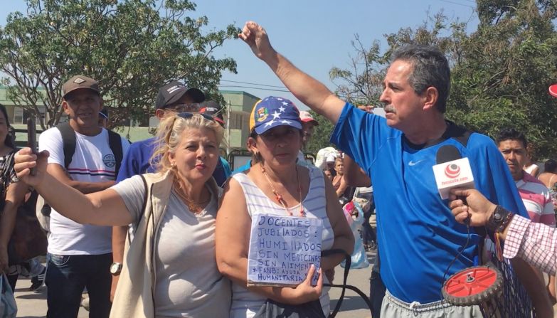 Alberto Omaña es un profesor jubilado que este 15 de febrero se paró, con un grupo de profesores venezolanos, a manifestarse contra el gobierno del presidente Nicolás Maduro. Desde el Puente Internacional Simón Bolívar, Omaña les pidió a los venezolanos movilizarse masivamente el 23 de febrero. Además, dice que el salario de jubilado no le alcanza.