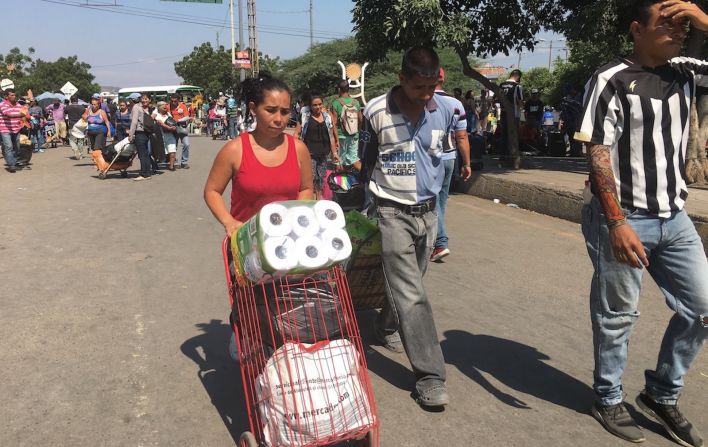 Esta mujer camina hacia Venezuela desde Colombia llevando productos de aseo, entre otros.