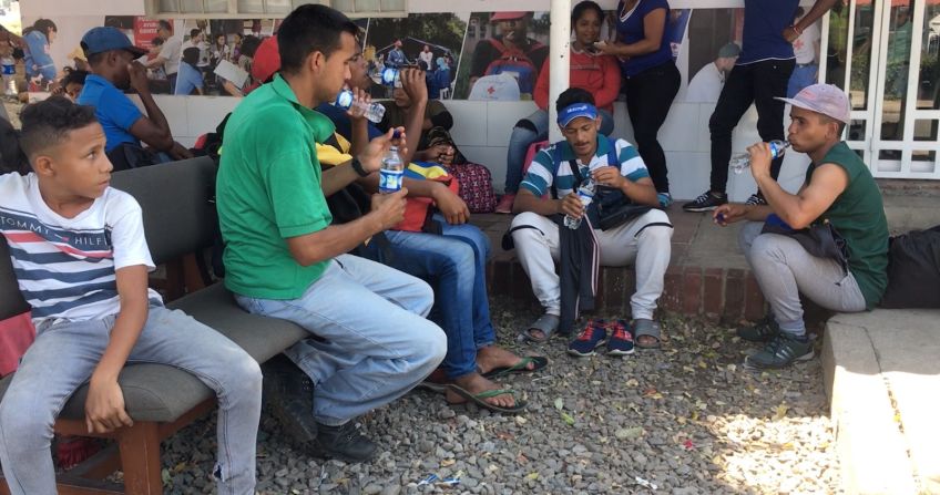 Cientos de migrantes pasan por este hogar de paso en Cúcuta, Norte de Santander, antes de continuar su viaje caminando hacia el interior del país, huyendo de la crisis en Venezuela. En este hogar, la Cruz Roja les da un kit de aseo y objetos personales para solventar el frío al que se enfrentarán. ¿Por qué caminan? No tienen cómo pagar los pasajes.