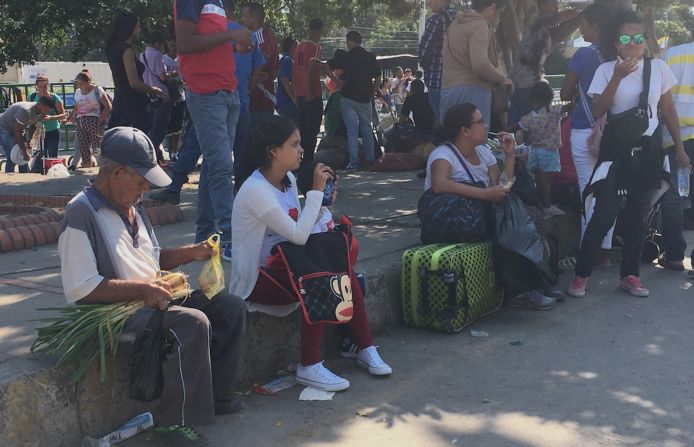 Otros, como este personaje a la izquierda, compran alimentos básicos en Colombia.