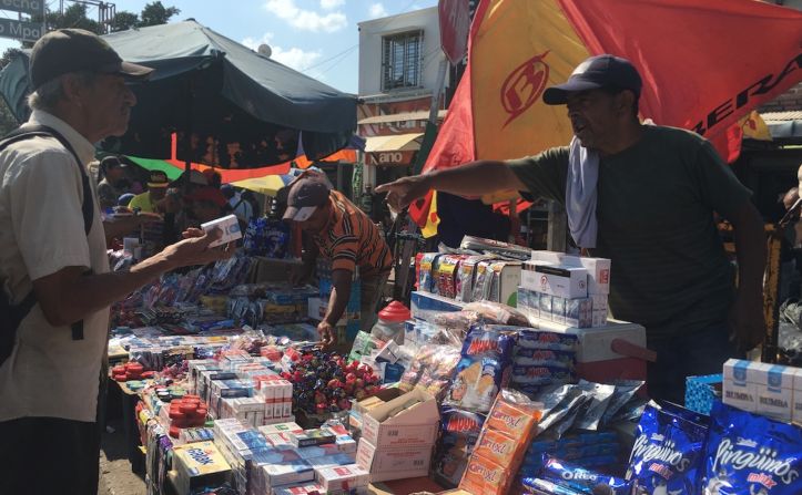 La mayoría de vendedores de este punto son venezolanos. Aquí se comercia de todo: alimentos, dulces, bebidas, cigarrillos, medicamento e inclusive algunas mujeres se han visto obligadas a vender su pelo para tener con qué sobrevivir temporalmente.