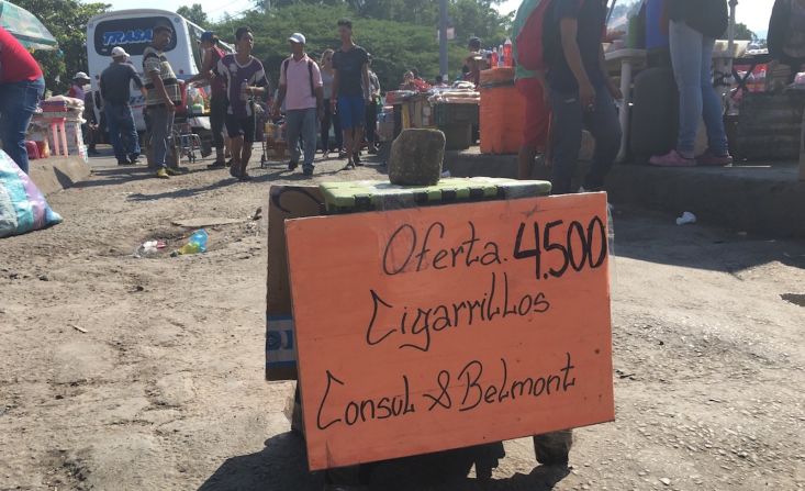 Un cartel en La Parada promociona la venta de cigarrillos en unos 1,4 dólares.