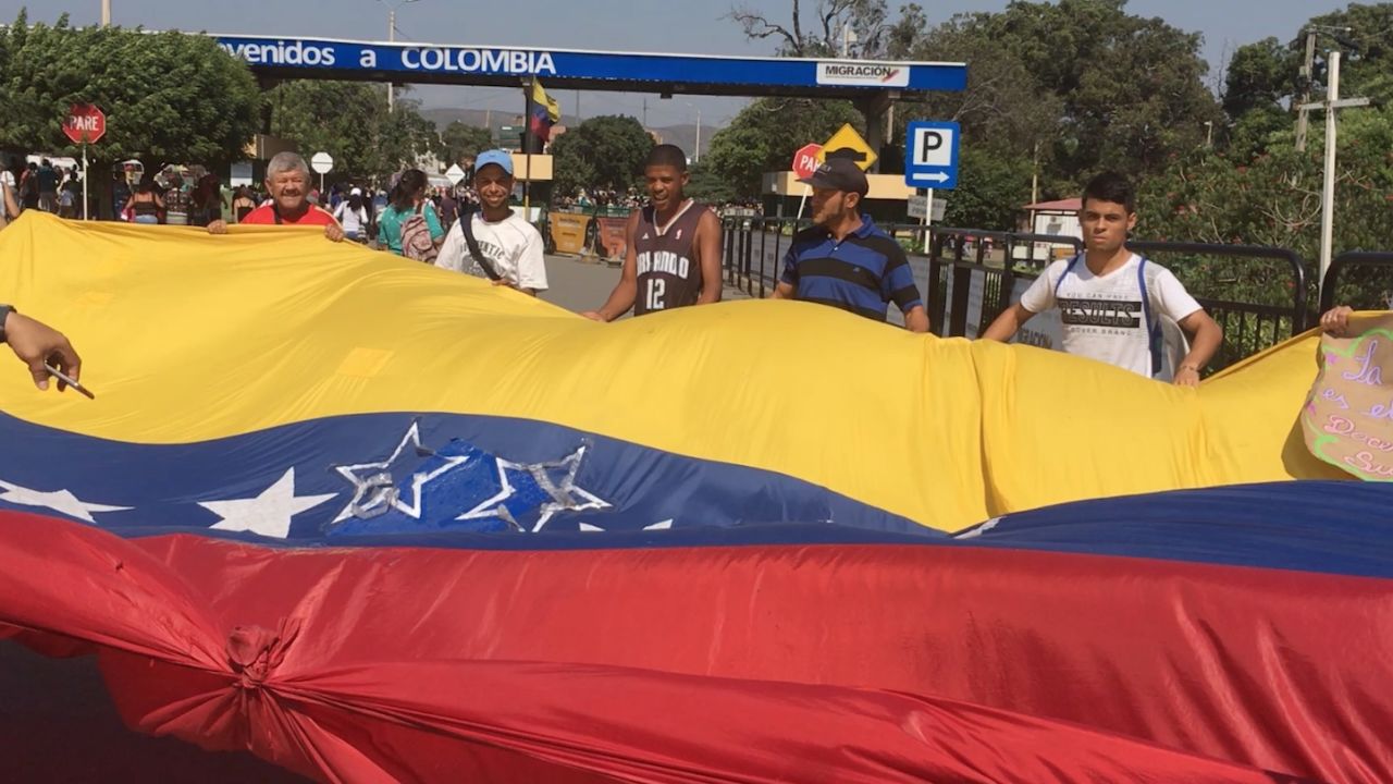 Un grupo de profesores se manifestaron el 15 de febrero en el Puente Simón Bolívar contra el gobierno de Nicolás Maduro pidiendo el ingreso de la ayuda humanitaria que está en el puente de Tienditas, cerca de la frontera.