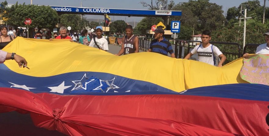 Un grupo de profesores se manifestaron el 15 de febrero en el Puente Simón Bolívar contra el Gobierno de Nicolás Maduro, pidiendo el ingreso de la ayuda humanitaria que está en el puente de Tienditas, cerca de la frontera.