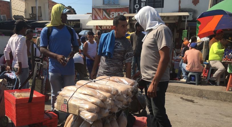 Bajo un sol de mediodía, con una temperatura promedio de 34ºC, estos vendedores ofrecen pan en la frontera por 2.000 pesos colombianos, algo de menos de un dólar por unidad. :