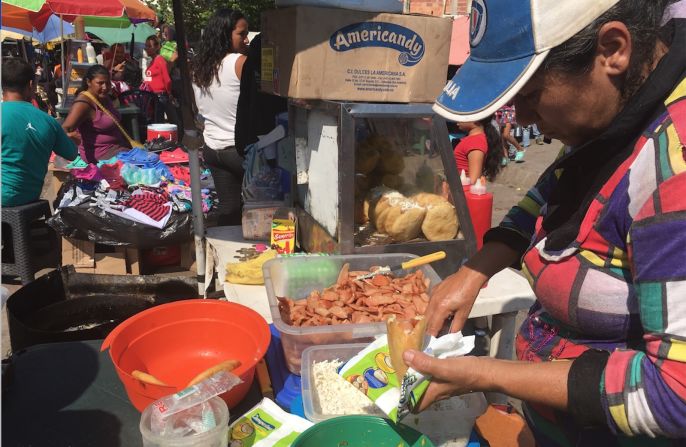 Estas inmigrantes venezolanas venden todos los días en la frontera arepas rellenas de queso y jamón por unos 0,30 centavos de dólar.