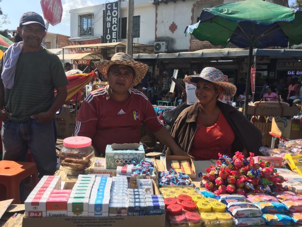 José Moreno es uno de los miles de vendedores venezolanos que están en el sector de La Parada, en Villa del Rosario, Norte de Santander, Colombia. Él describe la difícil situación que pasan muchas personas en Venezuela por falta de alimentos y medicinas y le pide al presidente Nicolás Maduro que “tome conciencia” de la crisis que enfrentan miles de venezolanos. "Ya se le pasó el cuarto de hora", le dijo este venezolano a Nicolás Maduro.