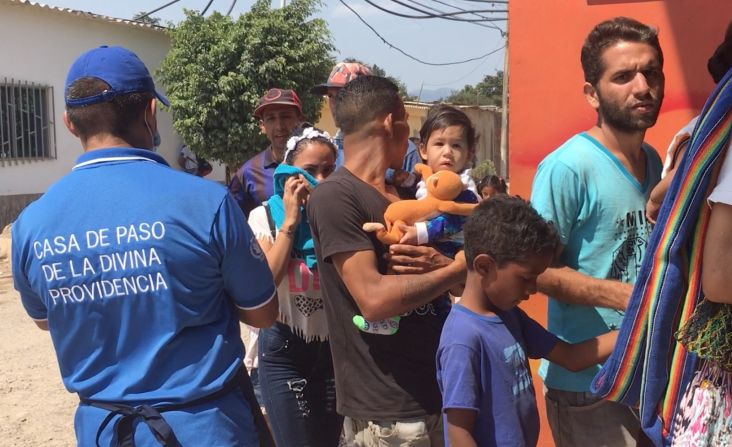 Allí cada día llegan hombres, mujeres y niños, que han tenido que hacer largas filas para tener un plato de comida.