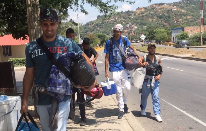 Este grupo de venezolanos salen de un hogar de paso donde se les da asistencia a los viajeros venezolanos que emprenden sus viajes hacia otras ciudades. Oscar Murillo, uno de los caminantes (en el centro) le dijo a CNN en Español las razones de su viaje: "Por lo menos nosotros queremos una mejor calidad de vida. Queremos ayudar a nuestras familias, queremos poder pasarles a ellos, para que así como nosotros estemos bien acá y nos vaya bien acá, ellos también puedan estar bien. Que es nuestro principal objetivo, ayudar a nuestras familias y todo eso".