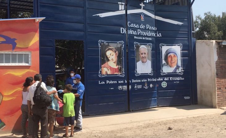 Unos kilómetros más adentro de Villa del Rosario, en Norte de Santander, un hogar de paso llamado Divina Providencia ofrece desayunos y almuerzos diarios a entre 4.000 y 5.000 venezolanos que no tienen cómo alimentarse.