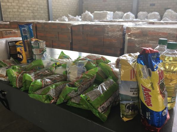 Estos son los kits de alimentos que fueron adquiridos en el mercado local por Usaid para atender a los venezolanos más necesitados. La ayuda humanitaria está en el centro de acopio de Tienditas, Norte de Santander.