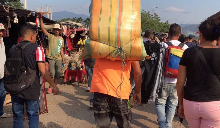 Uno de los oficios informales en la frontera son los cargueros, personas que por unos 3.000 o 5.000 pesos (entre 1 y 1,5 dólares) cruzan cargas al hombro hasta el otro lado de la frontera.