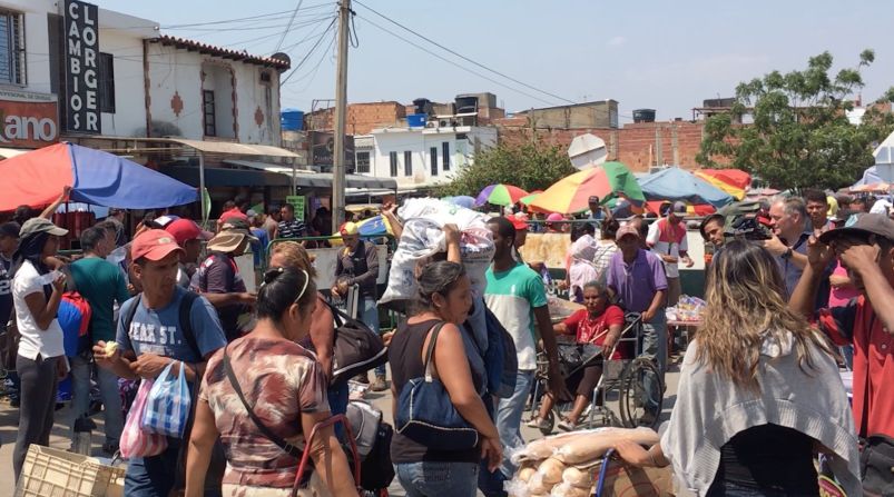 El punto conocido como La Parada es el primer punto de encuentro de venezolanos en Colombia luego de cruzar el Puente Internacional Simón Bolívar. En este lugar confluyen miles de inmigrantes que han encontrado allí un lugar donde buscar su sustento diario.