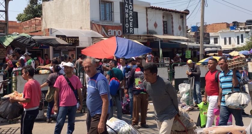 Miles de venezolanos cruzan cada día a Colombia para comprar insumos personales.