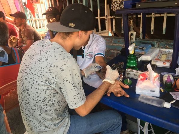 Un grupo de venezolanos también tiene un puesto de tatuajes en el sector, donde desde 10.000 pesos (unos 3 dólares) tatúan a sus clientes.