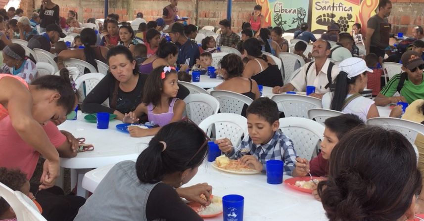 Niños comiendo en el hogar de paso de Villa del Rosario, La Divina Providencia.