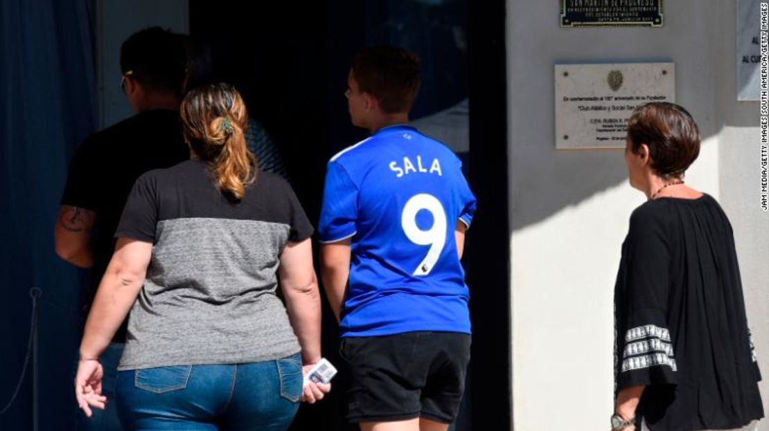 Los residentes de Progreso, en Santa Fe, Argentina, llegan al Club San Martín de Progreso para presentar sus respetos ante los restos de Emiliano Sala.