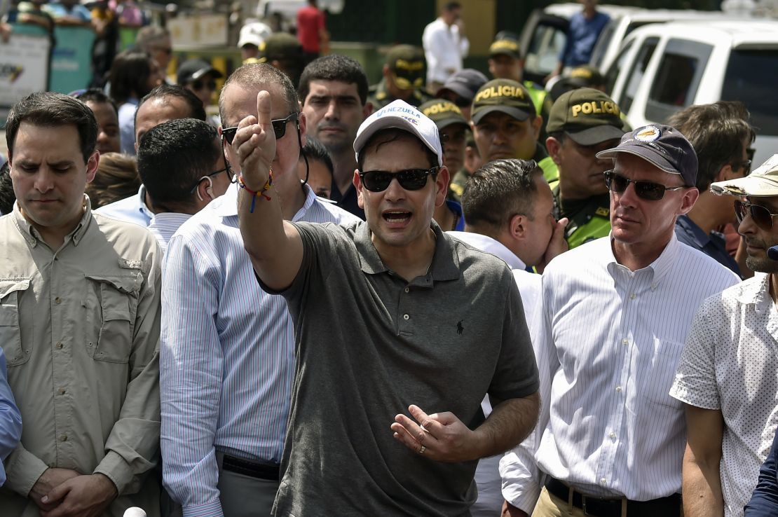 El senador estadounidense Marco Rubio camina en el puente internacional Simón Bolívar en Cúcuta, Colombia, en la frontera con San Antonio de Táchira, Venezuela.