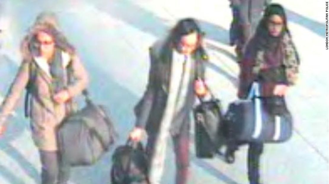 Las colegialas londinenses Shamima Begum, Kadiza Sultana y Amira Abase abordaron un avión de Turkish Airlines desde el aeropuerto de Londres Gatwick a Estambul el 17 de febrero de 2015.