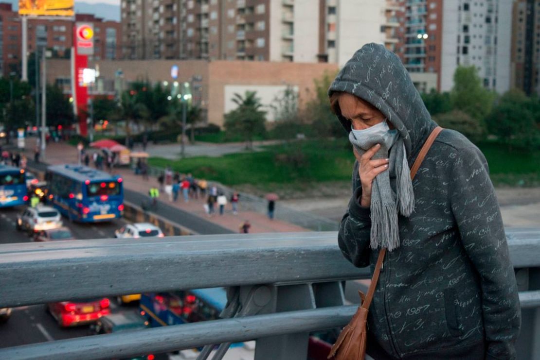 Una mujer camina con un tapabocas en Bogotá el 15 de febrero de 2019, tras la declaratoria de Alerta Amarilla en Bogotá debido a la polución "anormal" en la capital colombiana por "condiciones meteorológicas desfavorables".