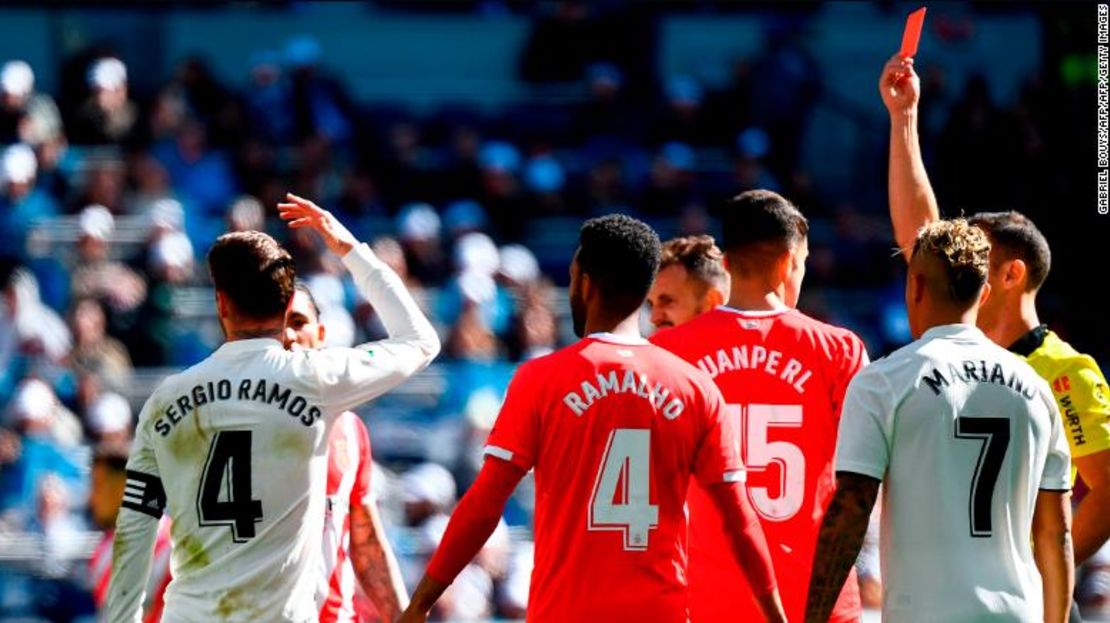 Sergio Ramos recibe una tarjeta roja contra el Girona, la vigésimo quinta de su carrera en el club.