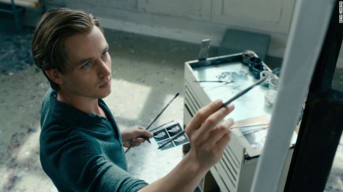 Tom Schilling como el artista Kurt en la película "Never Look Away", de Florian Henckel von Donnersmarck.