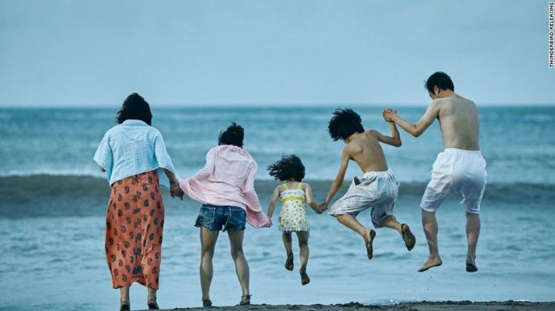 "Shoplifters" de Hirokazu Kore-eda trata sobre la vida de una familia de ladronzuelos en Japón.