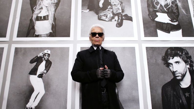 Aquí, Lagerfeld posa en la inauguración de su exposición "Little Black Jacket" en el Grand Palais de París en 2012. Crédito: PATRICK KOVARIK/AFP/Getty Images