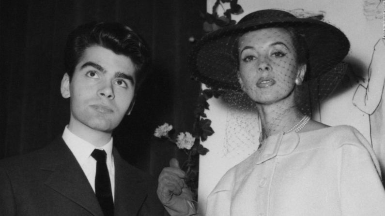 Lagerfeld tras ganar la categoría de abrigos en un concurso de diseño patrocinado por el Secretariado Internacional de la Lana en 1954. Crédito: Keystone/Hulton Archive/Getty Images