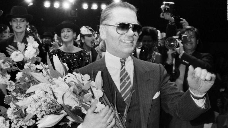 Lagerfeld después del desfile Chanel Otoño-Invierno 1984. Crédito: PIERRE GUILLAUD/AFP/Getty Images